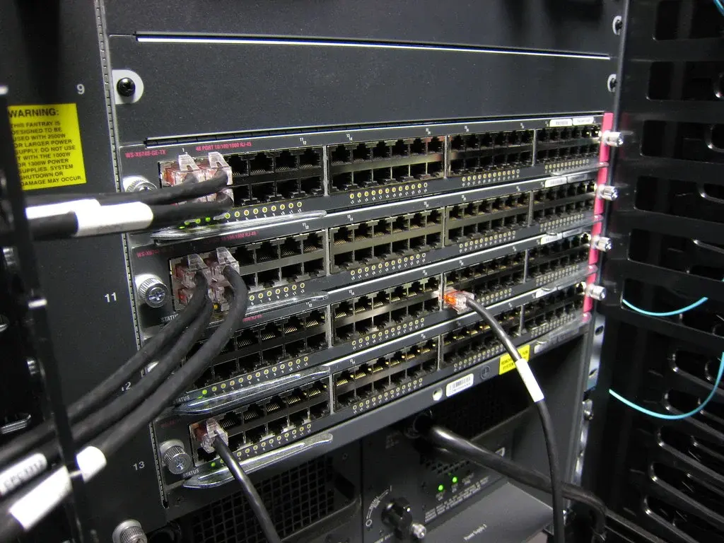 How to Choose 10GbE, 25GbE, or 100GbE for Hosting, Cloud, and AI Infrastructure