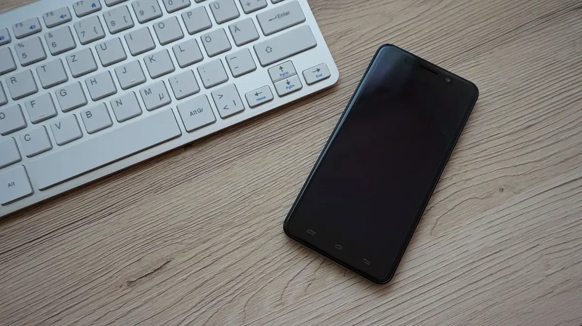Samsung Galaxy S26 Ultra Drops Below $1,000 in New Retail Deals—Is the Slab Flagship Peak the Best Time to Buy?